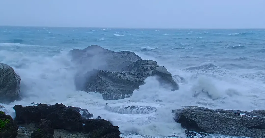 東部地區已先迎戰強風豪雨。（圖／翻攝自東部海岸國家風景區管理處YT）