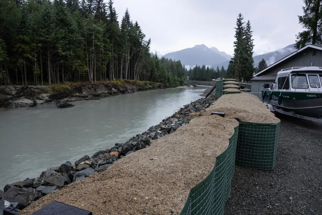 當局已在門登霍爾河沿岸備好防洪屏障。(圖/美聯社)