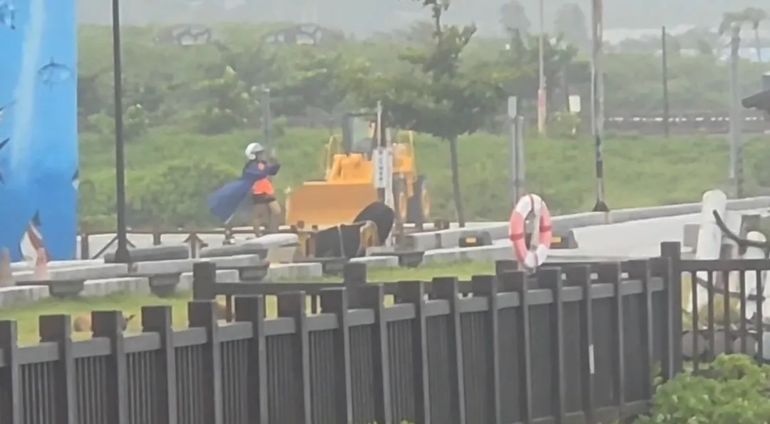 公路局已派員進駐監看，岸巡隊也派出人車巡察海岸。（圖／中天新聞）