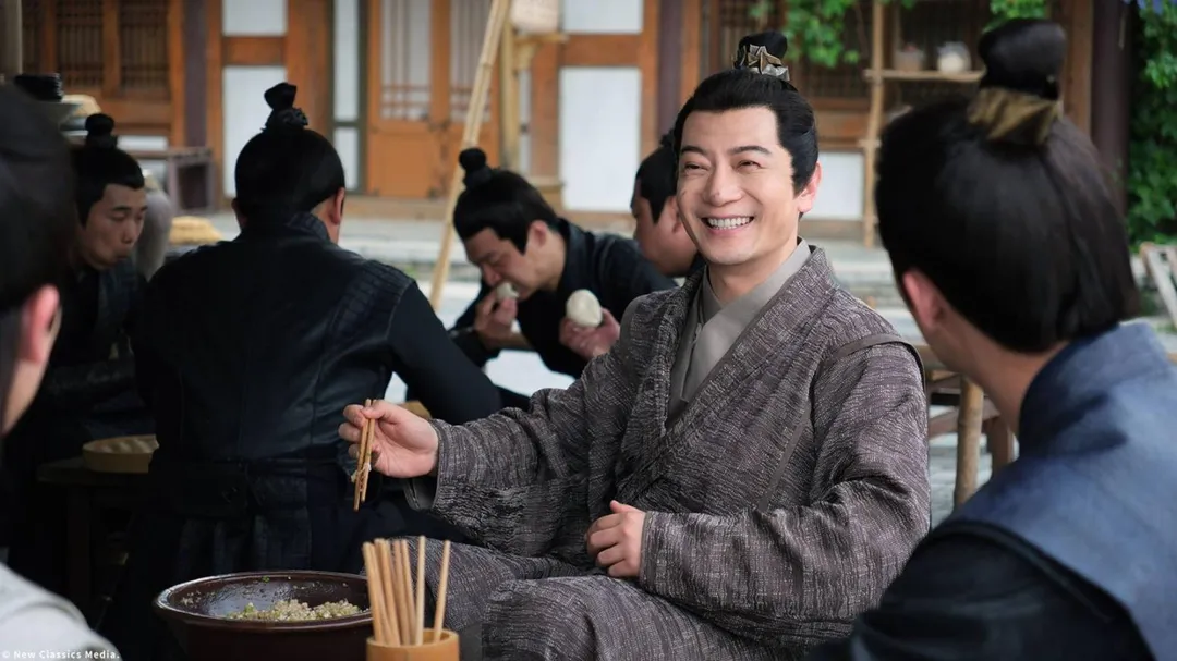 田雨在《慶餘年2》飾演幽默風趣的「王啟年」相當討喜。(圖/中天娛樂台提供)