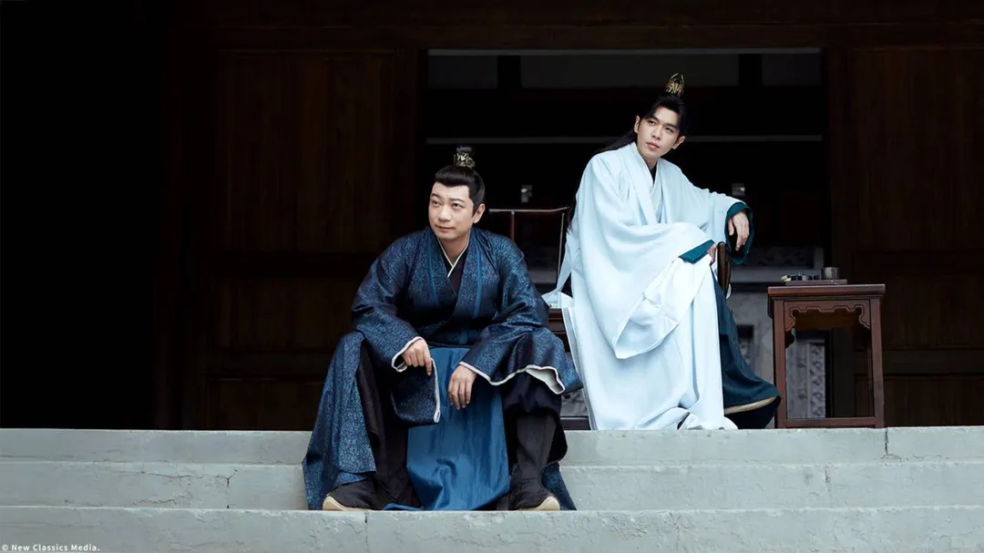 田雨(左)《慶餘年》飾演張若昀的得力助手「王啟年」。(圖/中天娛樂台提供)