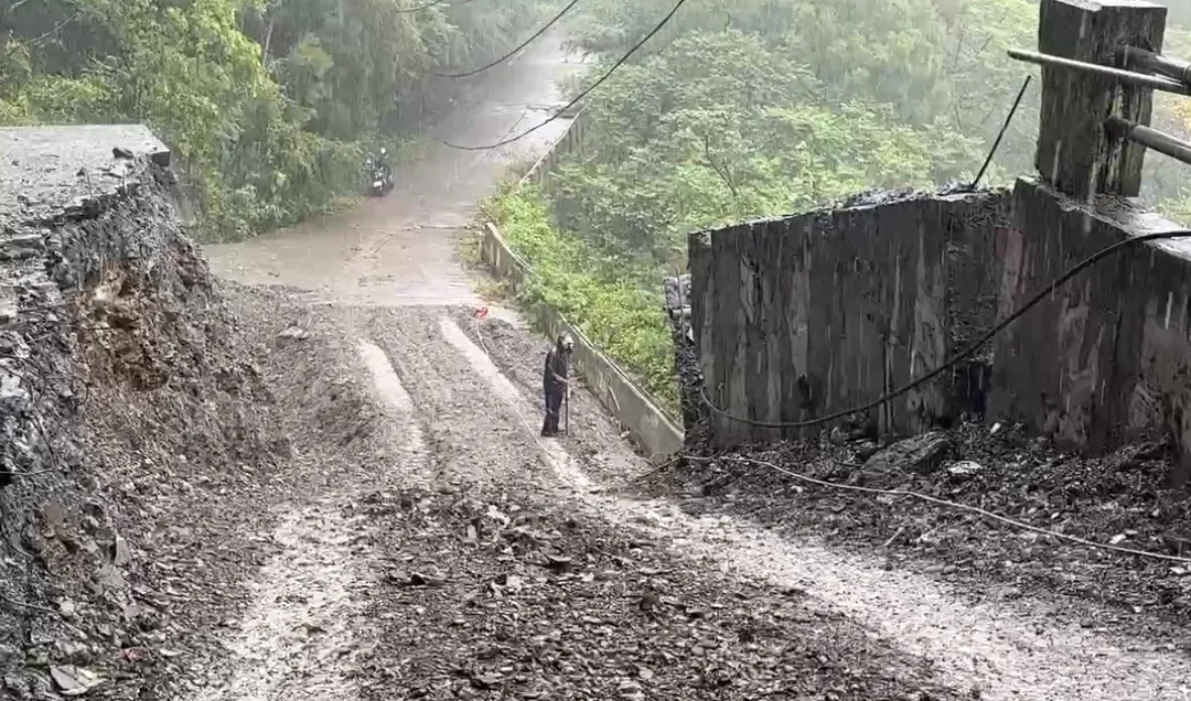 目前大社村內的道路也出現塌陷，村長擔心這次颱風過後會更嚴重（圖／中天新聞）