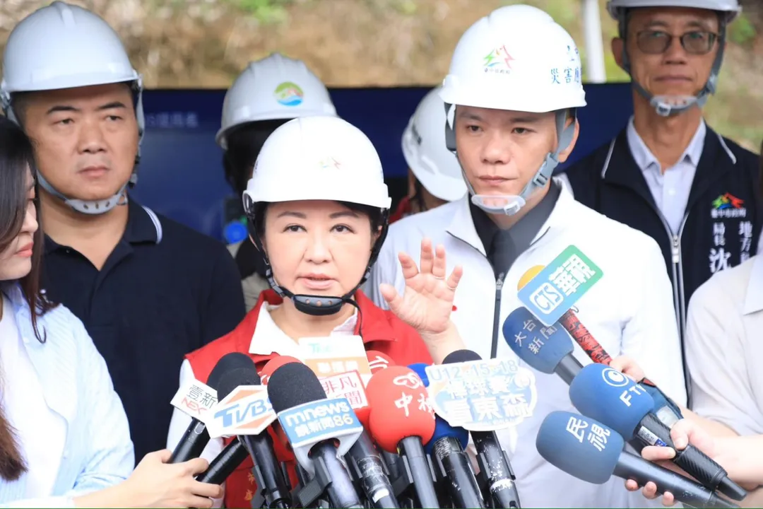 盧秀燕今前往霧峰區暗坑巷勘災。（圖/台中市府提供）