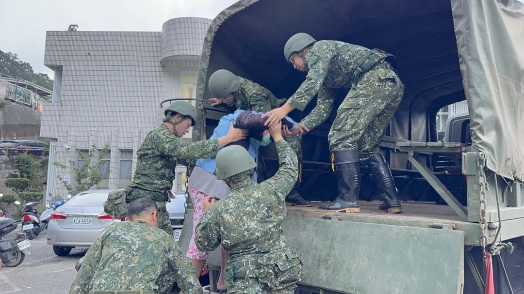 4支部官兵協助茂林區民眾預防性撤離。(圖/第8軍團)