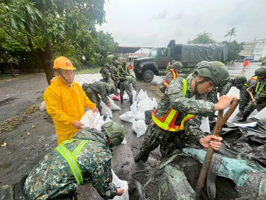 第333旅官兵與屏東縣林邊鄉後備軍人輔導中心幹部協力實施沙包推置作業。(圖/第8軍團)