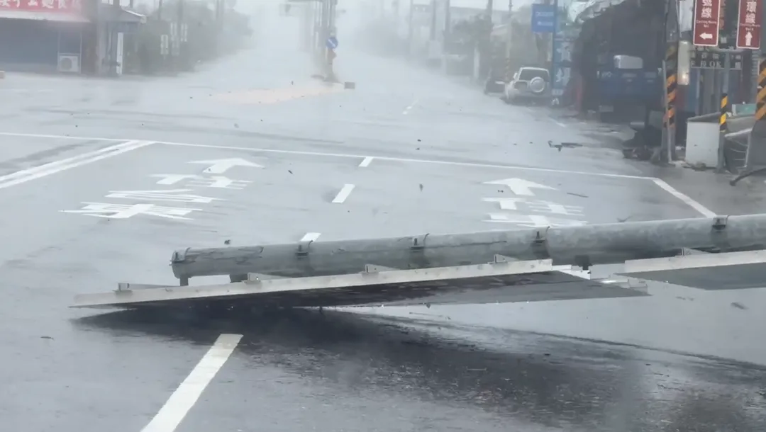 公路上的看板也硬生生遭吹斷。（圖／中天新聞）