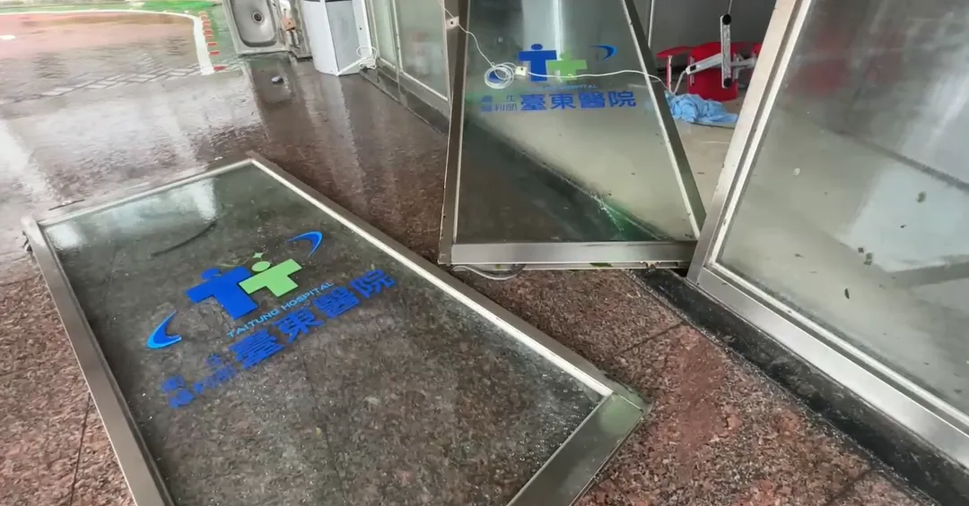 衛福部台東醫院急診室的玻璃大門也難敵強風倒塌。（圖／中天新聞）