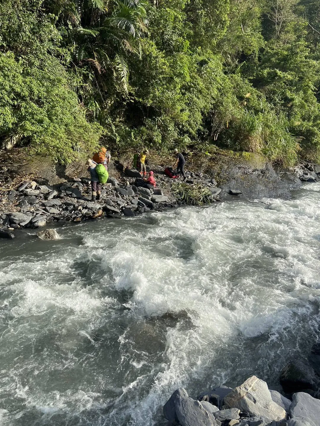 仁愛鄉武界林道栗栖壩附近有登山隊因溪水暴漲受困。（圖／警方提供）