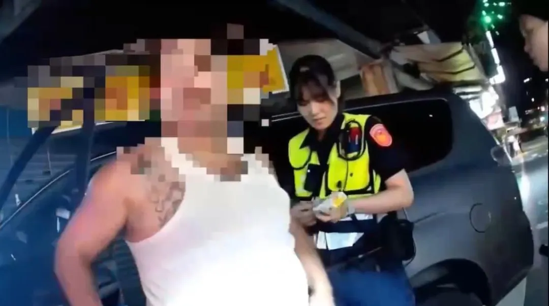 警方在男子車上查獲毒品吸食器。（圖／翻攝畫面）