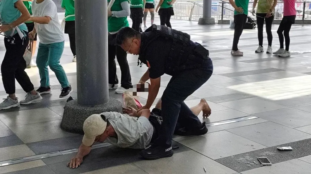 醉漢在基隆火車站咆哮滋事遭警方壓制。（圖／翻攝畫面）