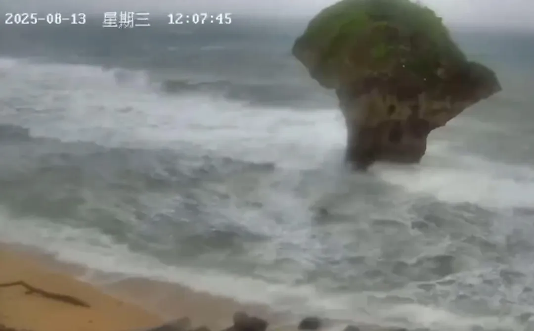 著名景點「花瓶岩」的即時影像「鏡頭君」原本朝海面拍攝。（圖／翻攝畫面）