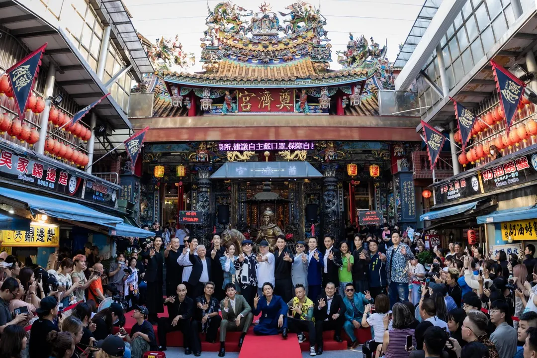 《角頭－鬥陣欸》劇組全明星陣容盛大現身基隆廟口夜市。（圖／曼尼娛樂 提供）