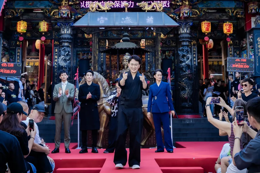 王識賢以一身深V黑色西裝帥氣現身。（圖／曼尼娛樂 提供）
