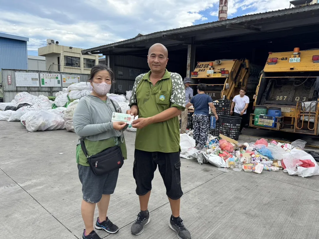 彰化和美鎮張姓民眾不慎將20萬支票丟資源回收車，清潔隊緊急搜尋15分鐘後成功找回！（圖／翻攝畫面）