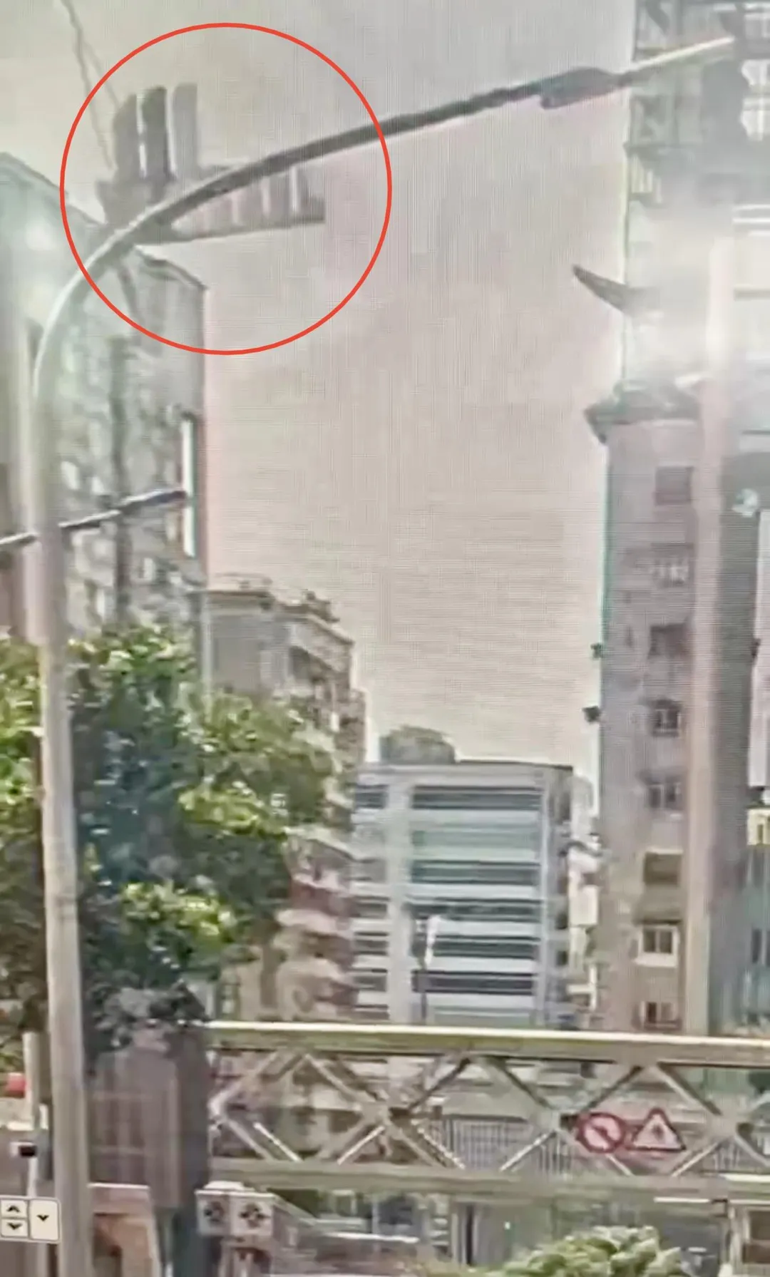 北市大同區大樓鐵皮遭強風吹落。(圖/翻攝畫面)