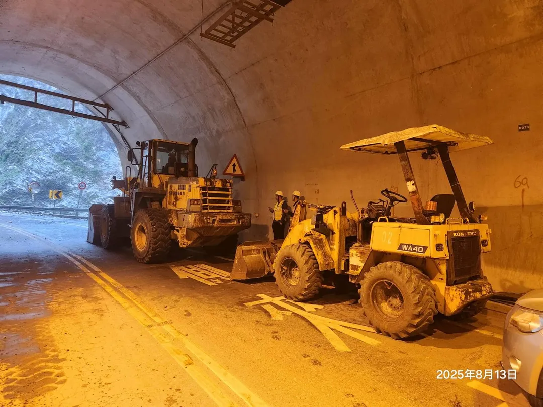搶修人員與機具已到現場，盼能盡快搶通道路。（圖／太魯閣工務段提供）