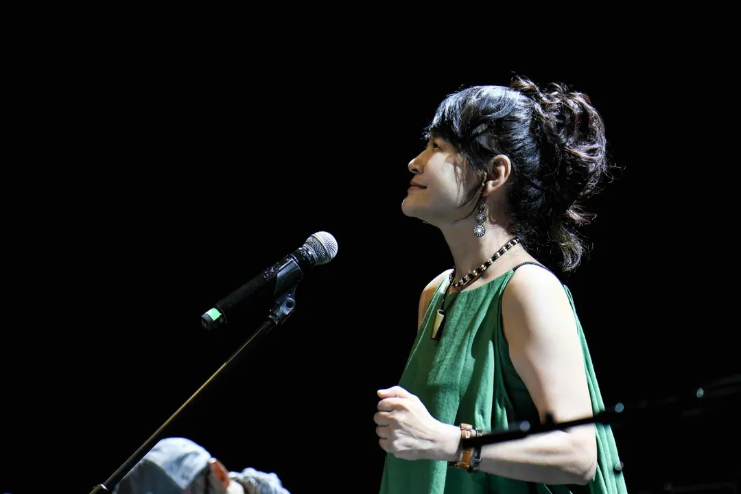 金曲歌手羅思容參與「聽見零雨」計畫,為國寶級詩人零雨譜寫演唱新專輯《女兒的九十九種藍》。(圖/目宿媒體 提供)