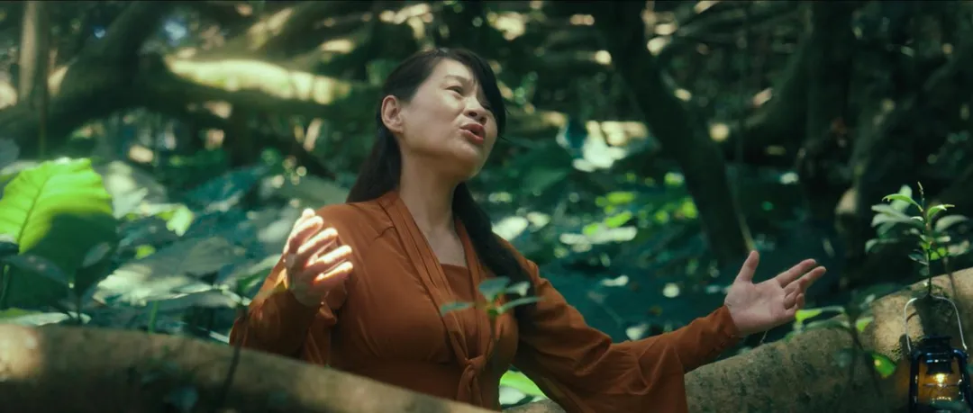 專輯《女兒的九十九種藍》首波主打MV,以零雨詩句搭配羅思容溫暖嗓音,唱出女性力量。(圖/目宿媒體 提供)