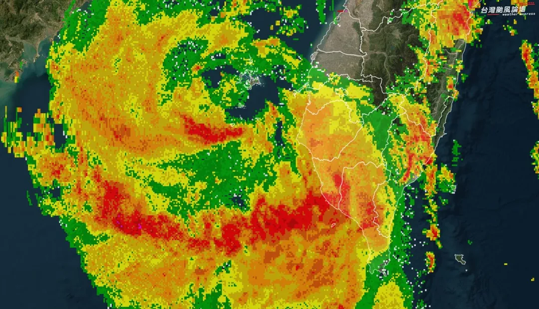楊柳颱風持續往西移動，13日下午其南側強烈雨帶已籠罩南台灣上空，高雄、屏東地區出現劇烈降雨。（圖／翻攝自台灣颱風論壇｜天氣特急）