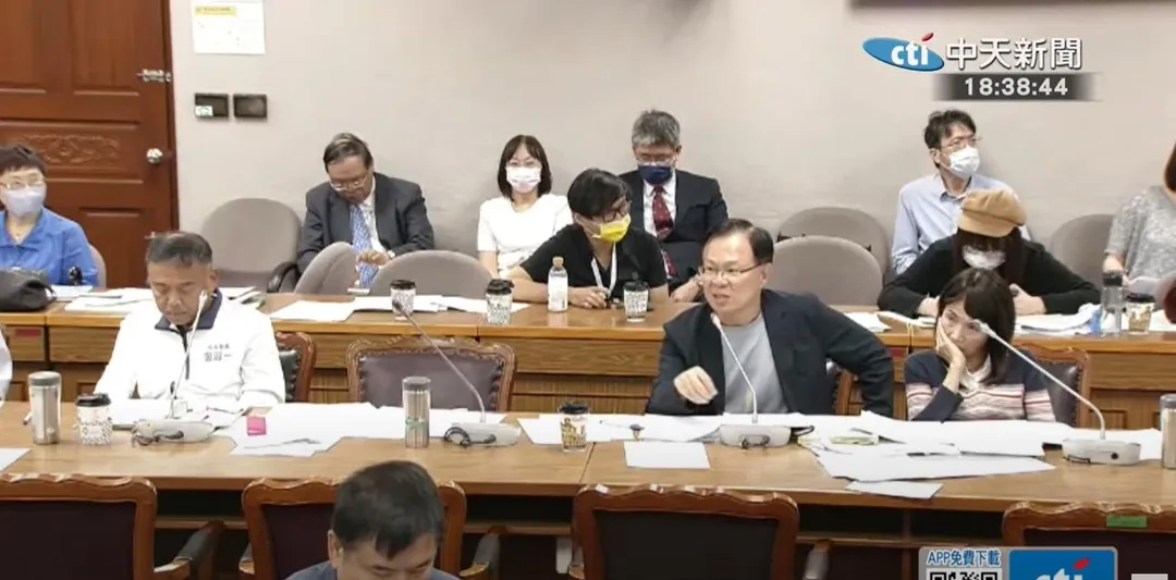民眾黨立委張啓楷質疑重建條例內容丟包台東。(圖/中天新聞)