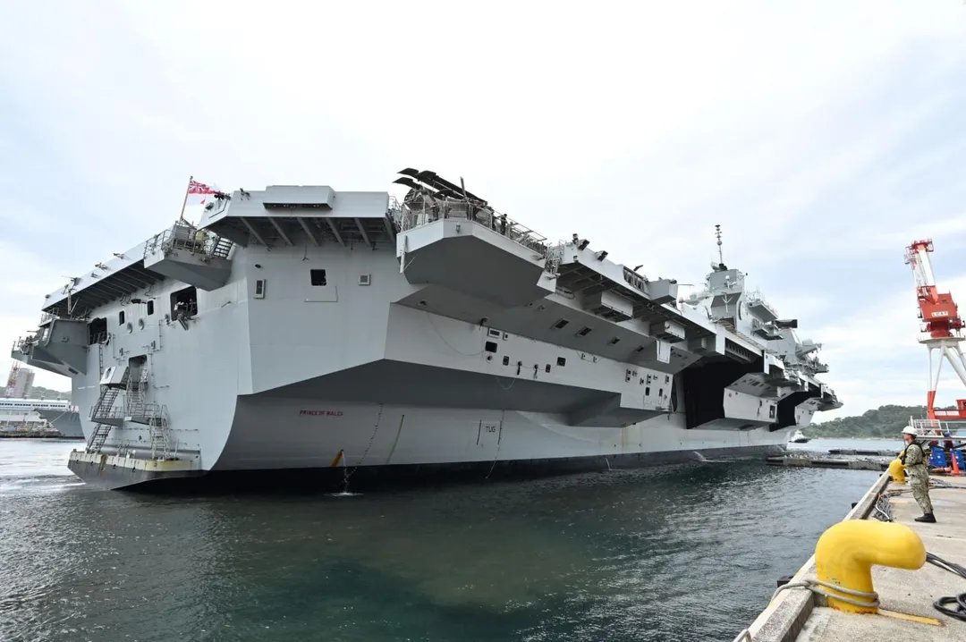 英軍威爾斯親王號航艦抵達駐日美軍橫須賀基地。(圖/海上自衛隊)