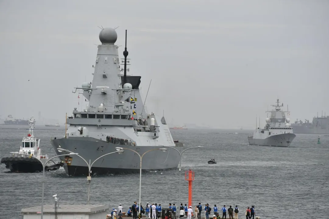 英軍無畏號驅逐艦也抵達橫須賀，後方可見到阿蒙森號巡防艦。(圖/海上自衛隊)