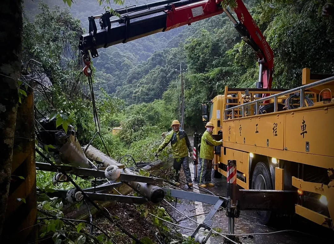 台電南投區處搶修人員修剪清除倒塌樹木以加速復電。（圖／台電提供）