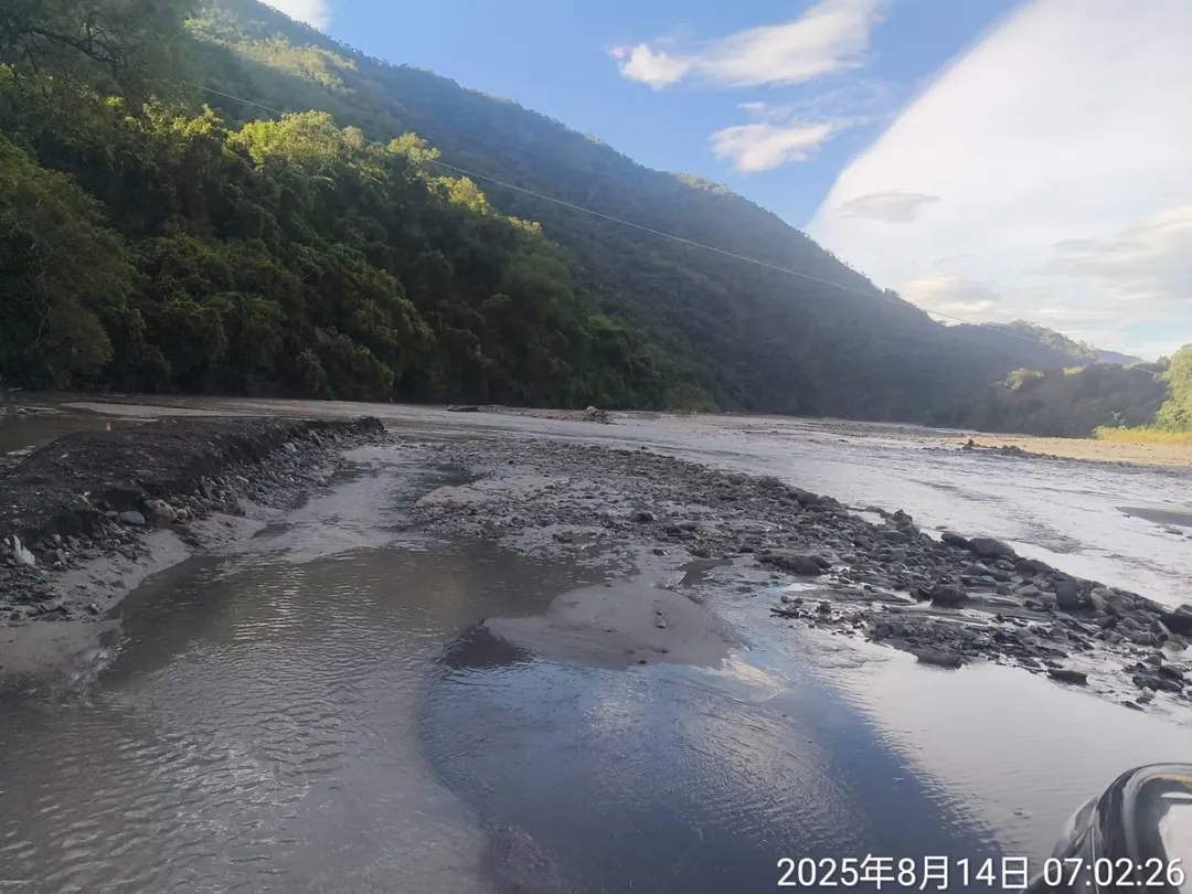台20臨93線便道路段，因荖濃溪河水瀑漲夾帶土石流沖刷淹沒道路約2公里，雙向無法通行。（圖／交通部公路局）
