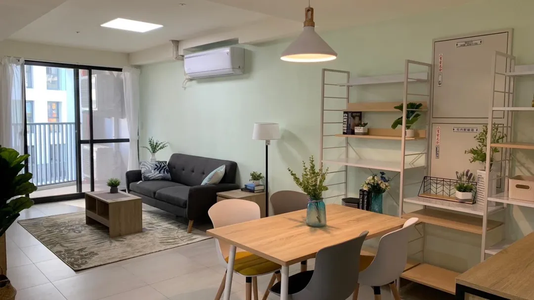 受楊柳颱風影響,高雄市苓雅區新建的凱旋青樹社會住宅發生嚴重漏水。(圖/翻攝自陳其邁Chen Chi-Mai臉書)