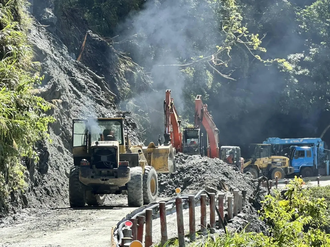 搶修機具清除邊坡坍方土石。（圖／公路局提供）