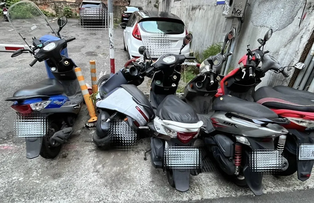 現場一旁機車無辜遭波及(圖/翻攝畫面)