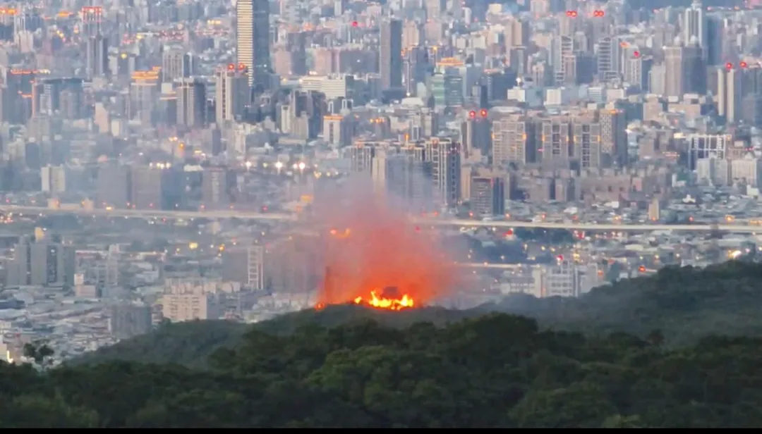 男子觸電身亡還引發火燒山。(圖/翻攝畫面)