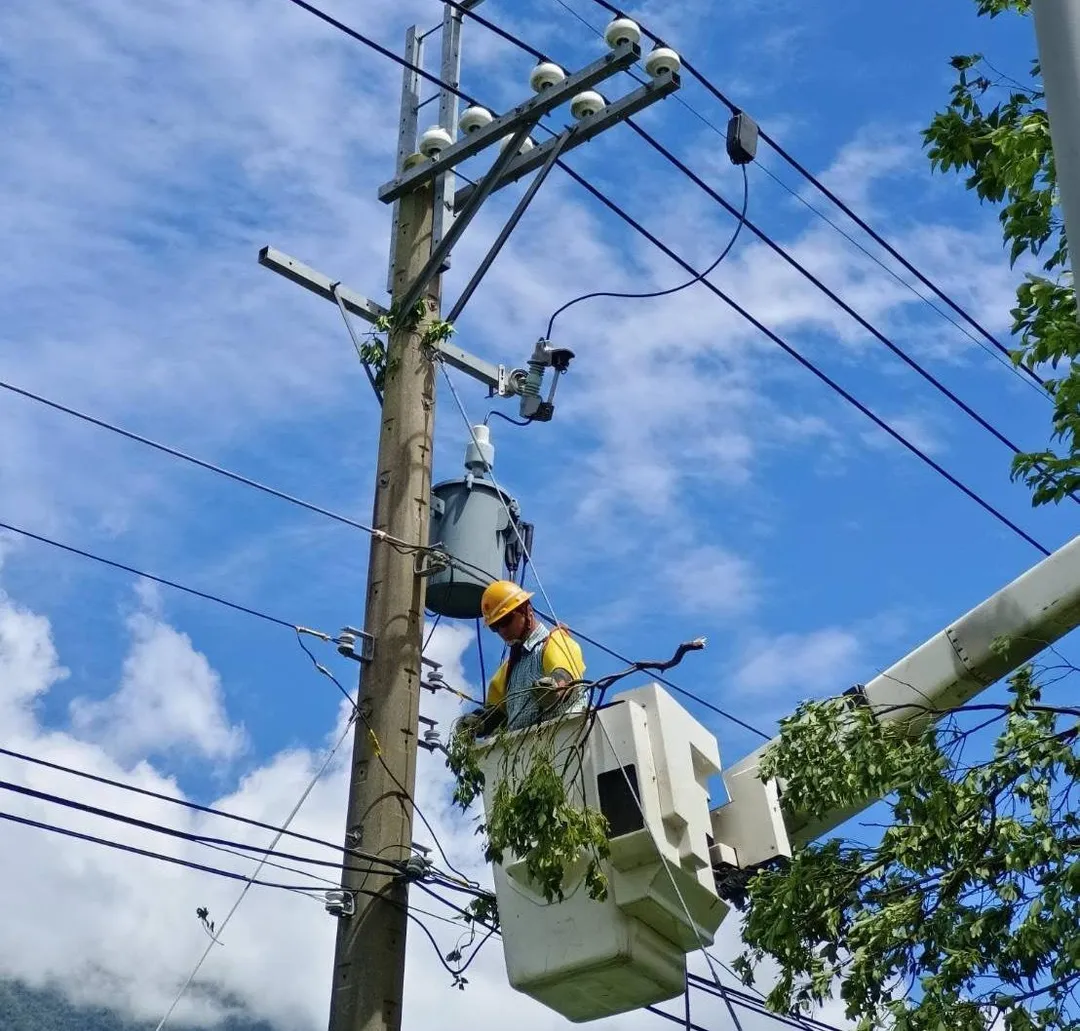 台電啟動跨區支援赴全國搶修電力。(圖/台電提供)