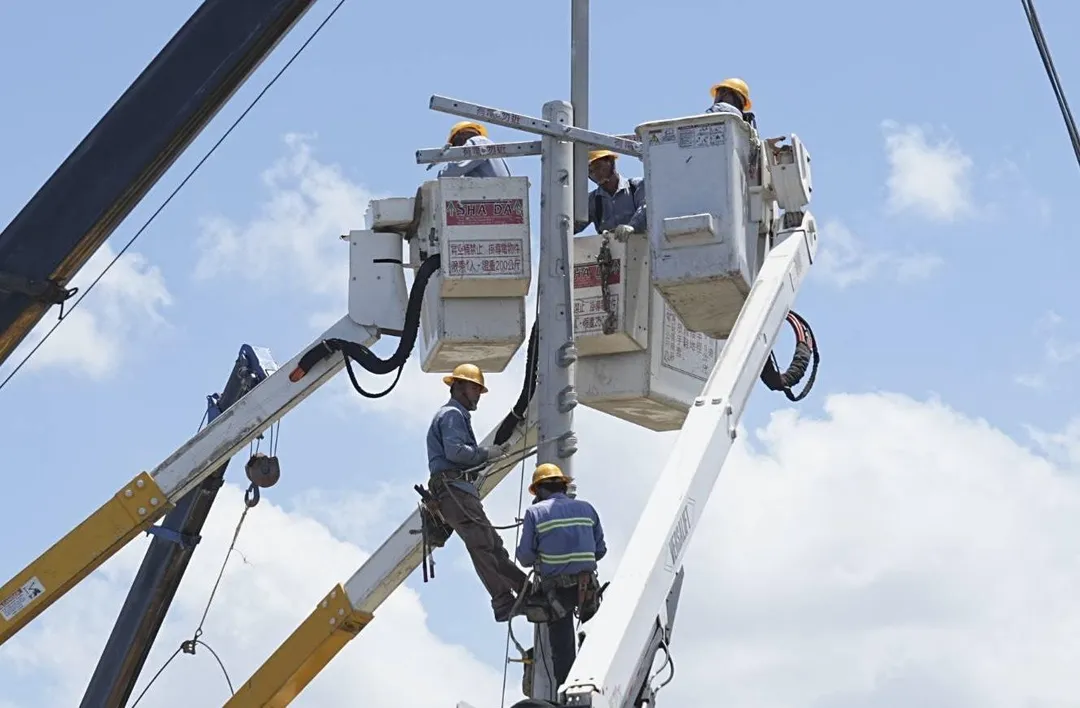 嘉義縣東石鄉沿海地區電桿遭颱風強勁風勢吹的倒斷。(圖/台電提供)