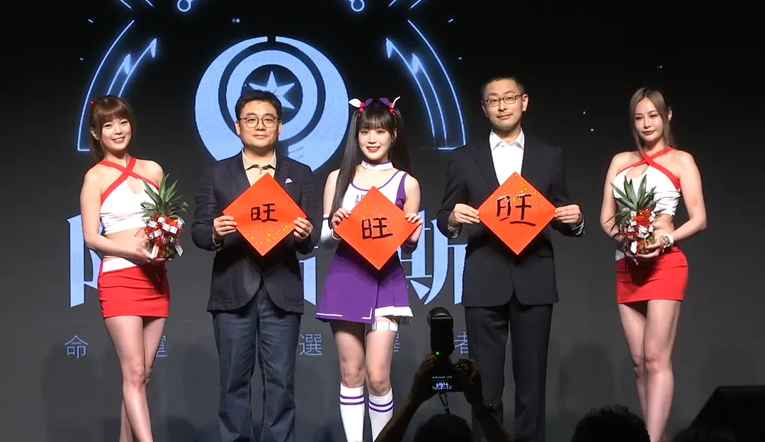 邊荷律(中)用毛筆寫下象徵喜氣與祝福的「旺」字。(圖/中天新聞)