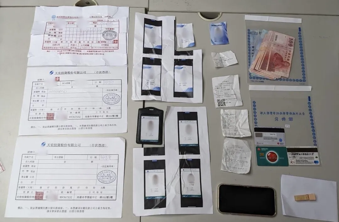警方查扣詐團贓證物。（圖／翻攝畫面）