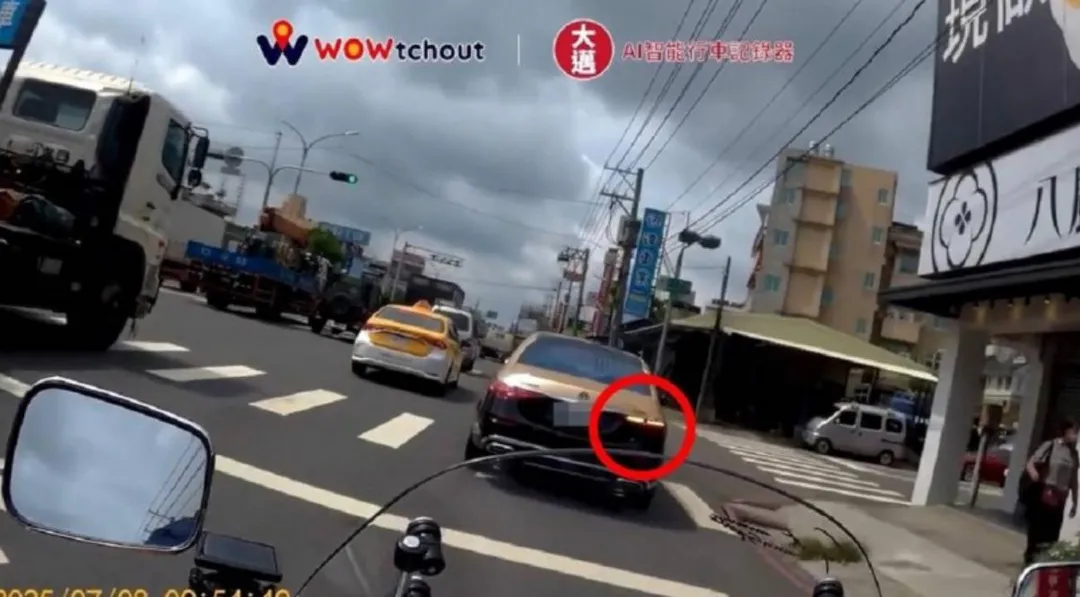 一輛要價數百萬的邁巴赫違規遭機車騎士檢舉。（圖／翻攝畫面）