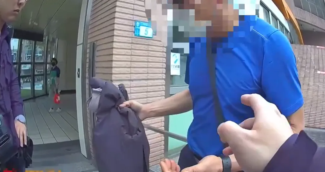 警方喝令男子將水果刀放下。（圖／警方提供）
