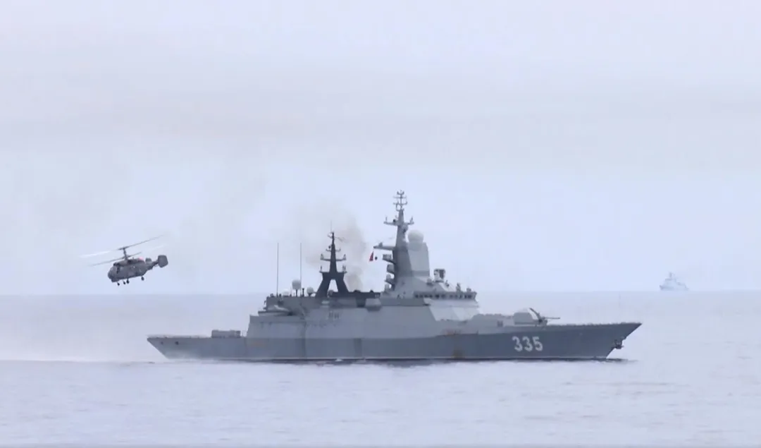 圖為俄軍響亮號(Gromky)輕型護衛艦現身海參崴附近的日本海,參加中俄海上聯合-2025軍演。(圖/美聯社)