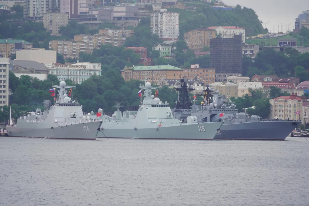 圖為停靠在海參崴某軍港、參加中俄海上聯合演習艦艇。（圖／新華社）