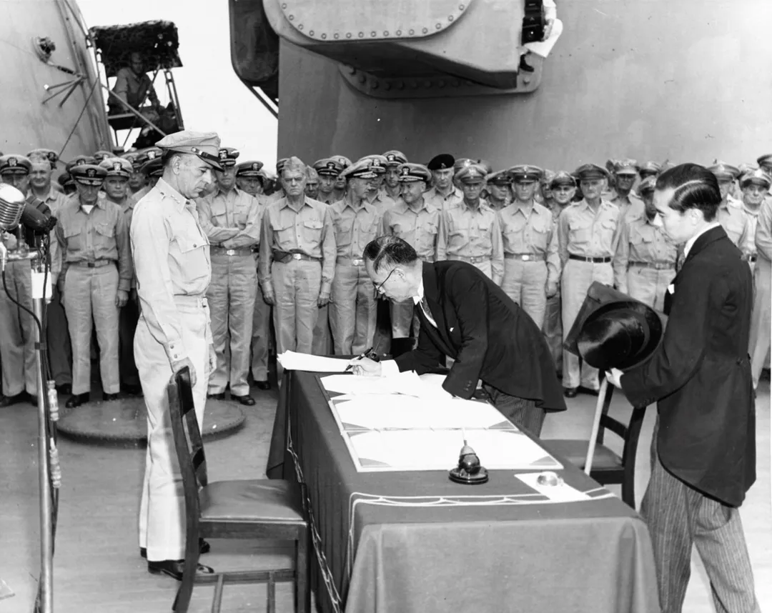 1945年9月2日日本代表在美軍密蘇里號戰艦上簽署降書。(圖/美國海軍歷史中心)