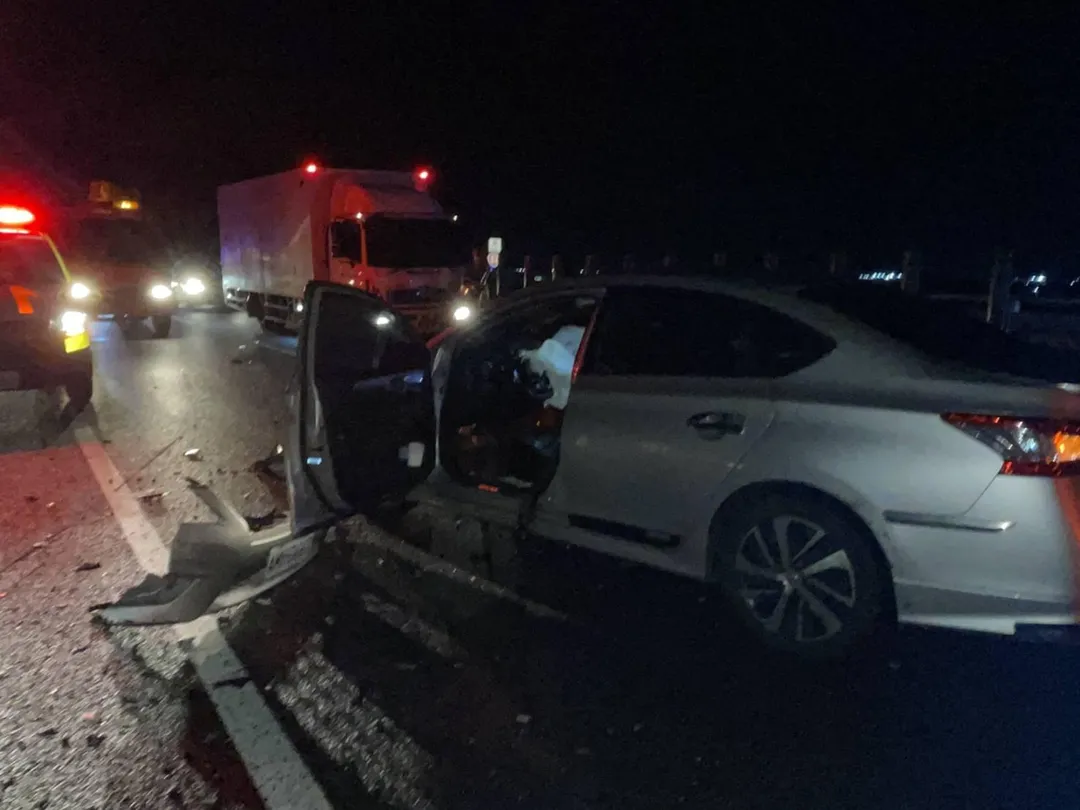 女駕駛因車輛故障拋錨，將車橫停在車道上。（圖／嘉義縣消防局提供）