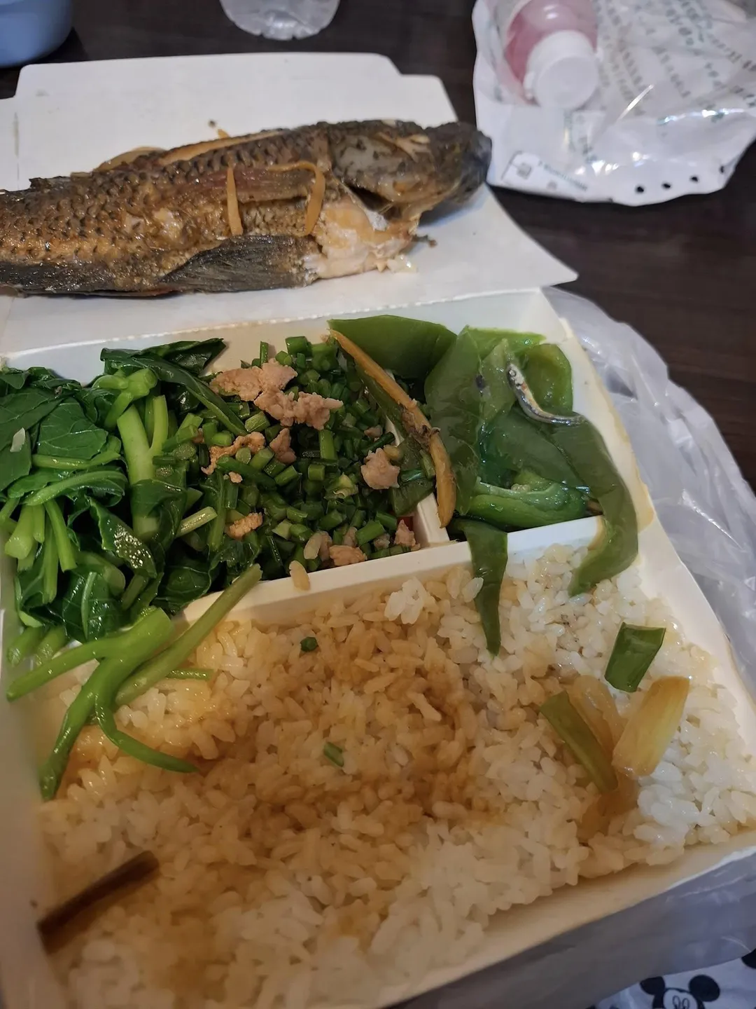 網友購買1魚3菜便當，要價280元。（圖／翻攝爆料公社）