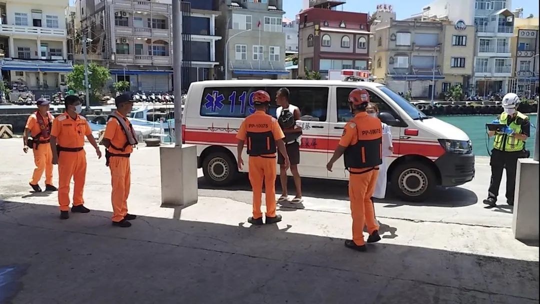 海巡人員將患者護送至本島就醫。（圖／高雄海巡隊提供）