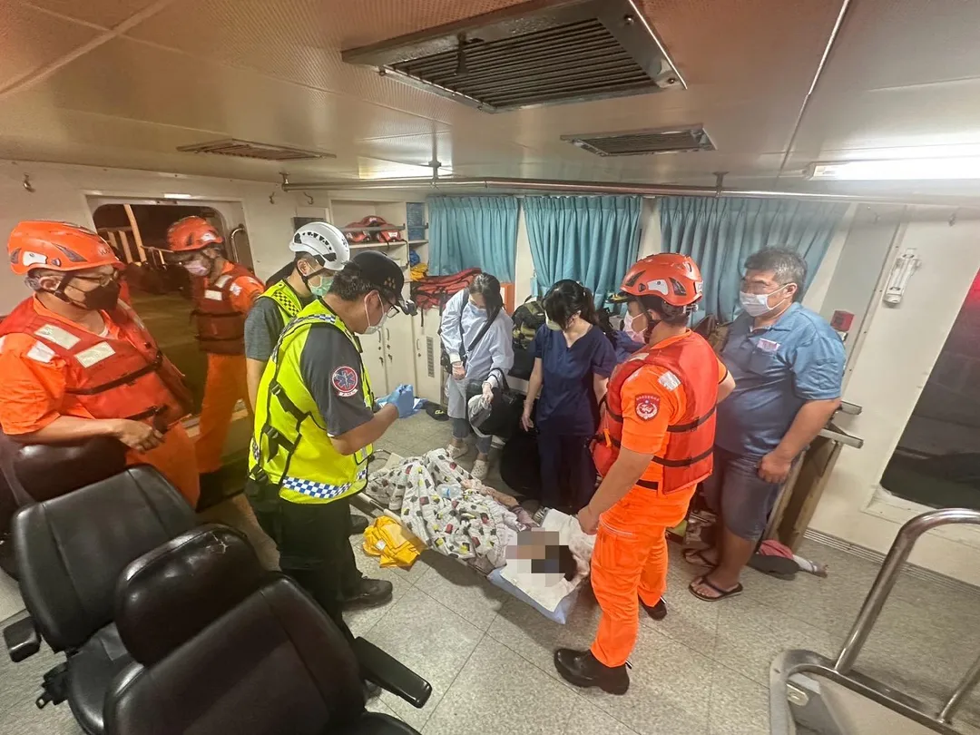 小琉球風浪未歇交通中斷，高雄海巡協助傷者送醫。（圖／高雄海巡隊提供）