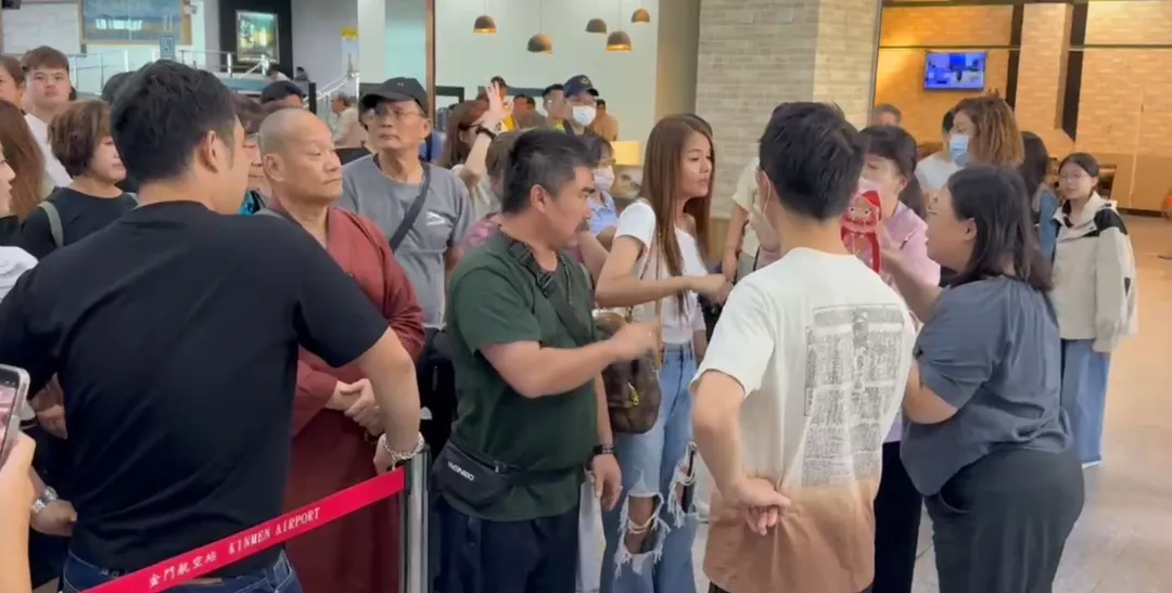 颱風楊柳影響台金航班，今天仍有數百名旅客被迫滯留金門機場。（圖/中天新聞，下同）
