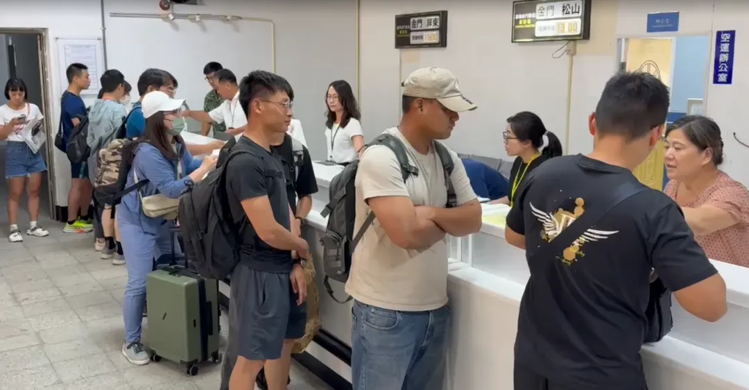 滯留金門旅客排隊登記。（圖/中天新聞）