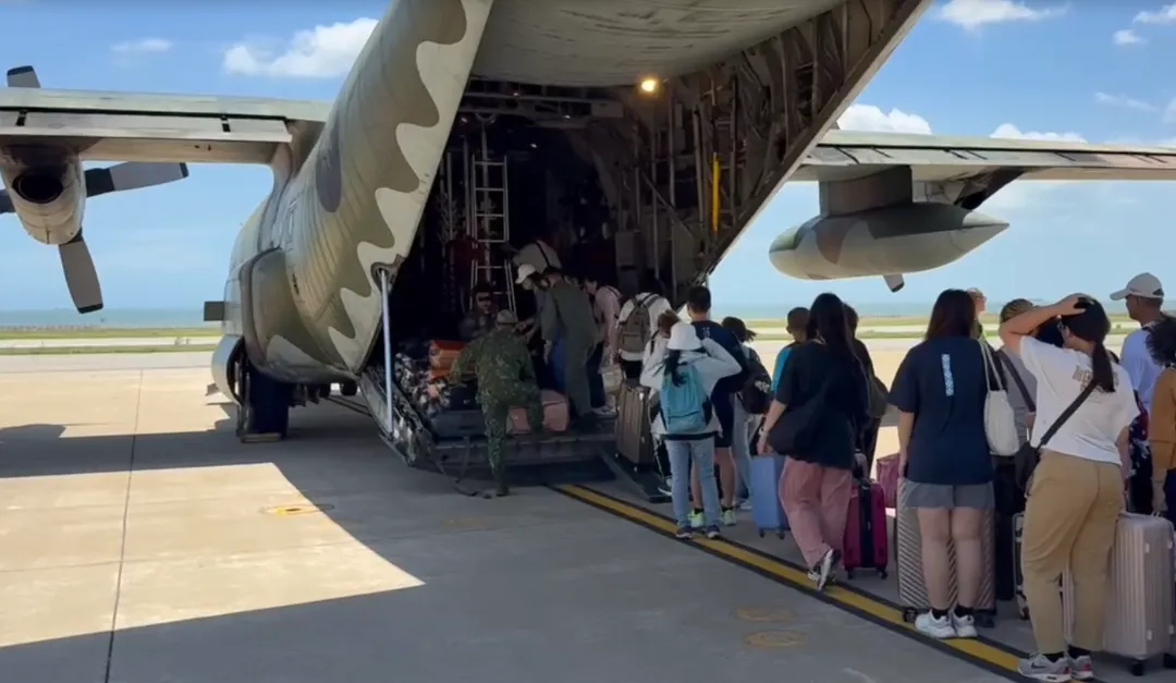金門航空站上午公布軍方將投入軍機載運旅客飛往高雄.（圖/中天新聞）