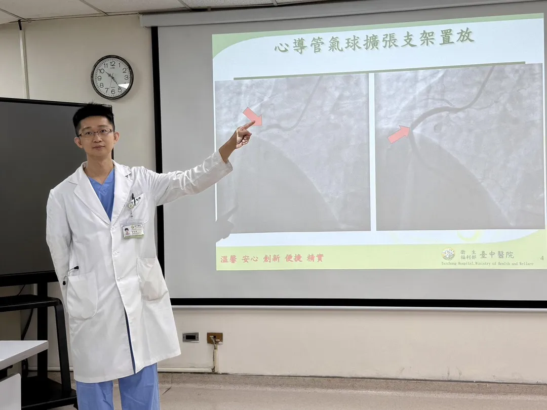 臺中醫院心臟內科黃聖瑋醫師說明患者到院時右冠狀動脈阻塞（箭頭處）的狀況。（圖／臺中醫院）