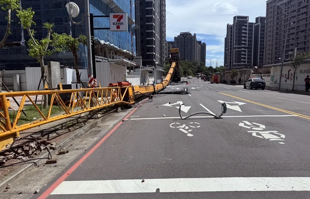 大型吊車翻覆砸毀路燈與路面。（圖／翻攝畫面）